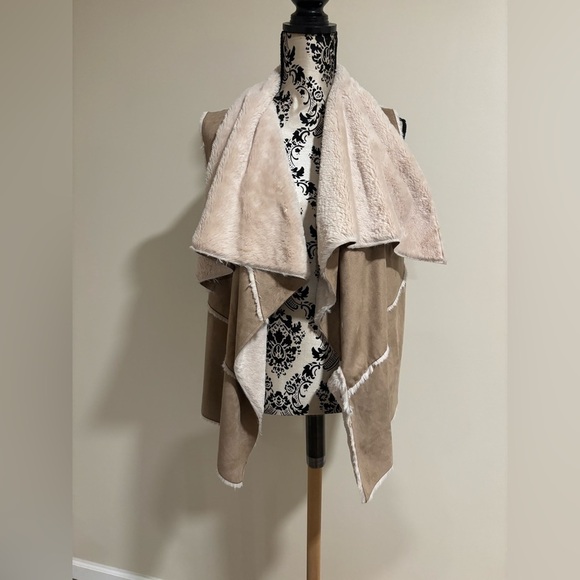 Sherpa lined suede Vest - Picture 2 of 6